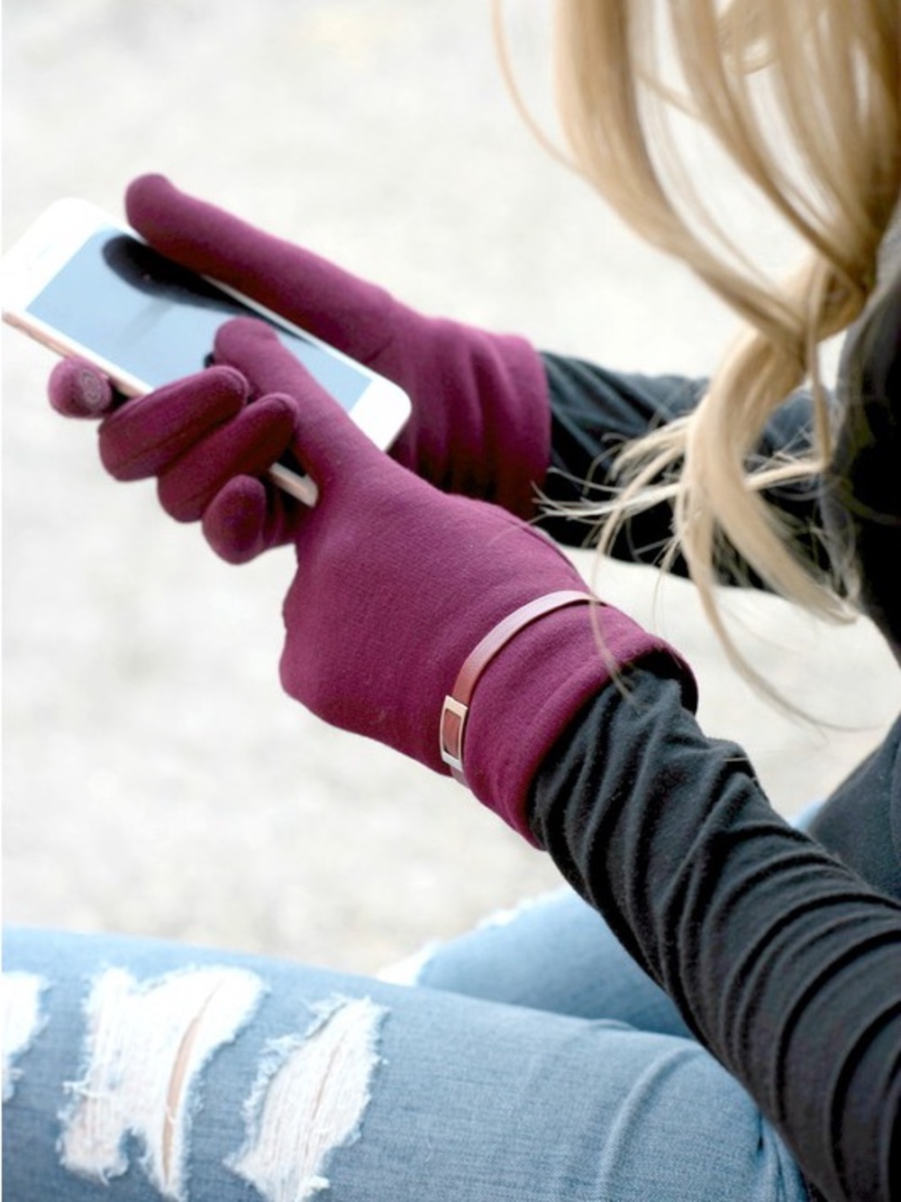 BUCKLE ACCENT FLEECE TOUCH GLOVES - Wine